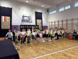 uczniowie podczas udziału w przedstawieniu. Klasy 1-2.