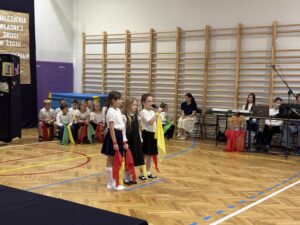 uczniowie podczas udziału w przedstawieniu. Klasy 1-2.