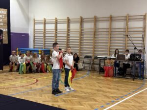 uczniowie podczas udziału w przedstawieniu. Klasy 1-2.