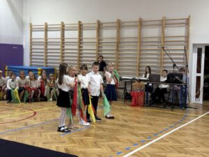 uczniowie podczas udziału w przedstawieniu. Klasy 1-2.