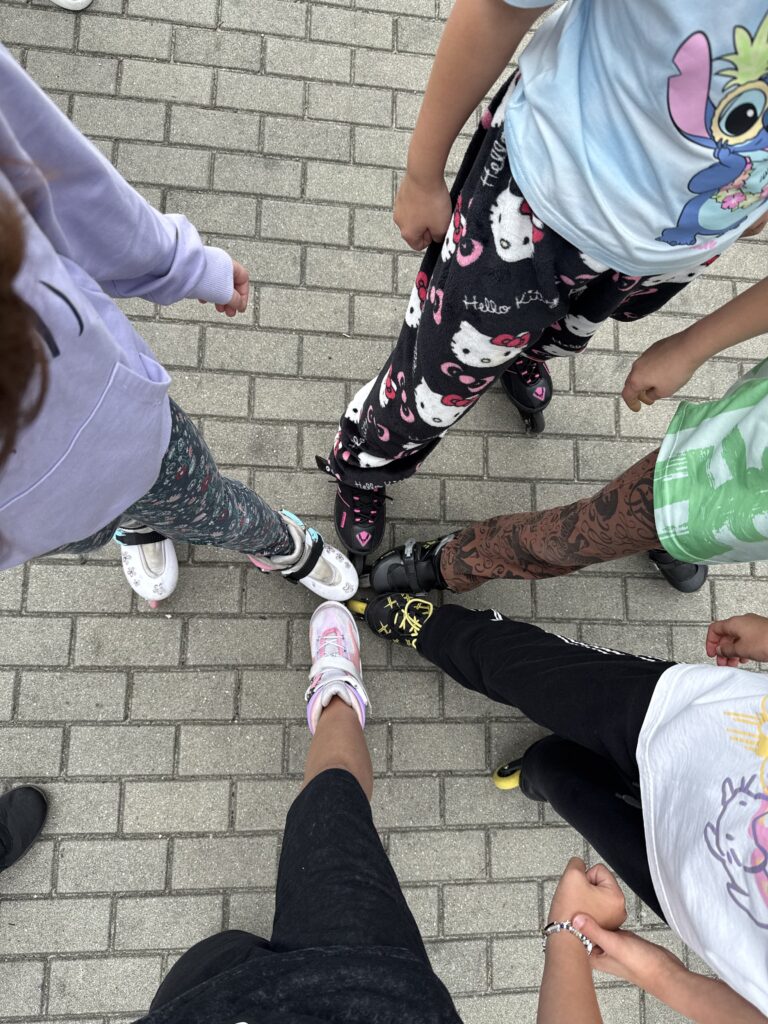 widać nogi 5 dzieci połączone ku sobie, kształt gwiazdy