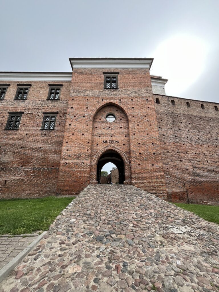 Fotografia prezentuje wejście Zamku Królewskiego w Łęczycy.