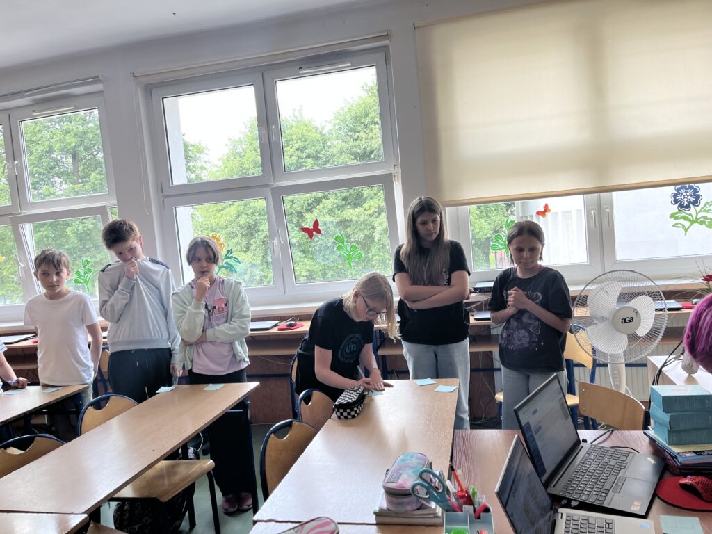 uczennica skreśla swoja szansę, reszta czeka na pytania