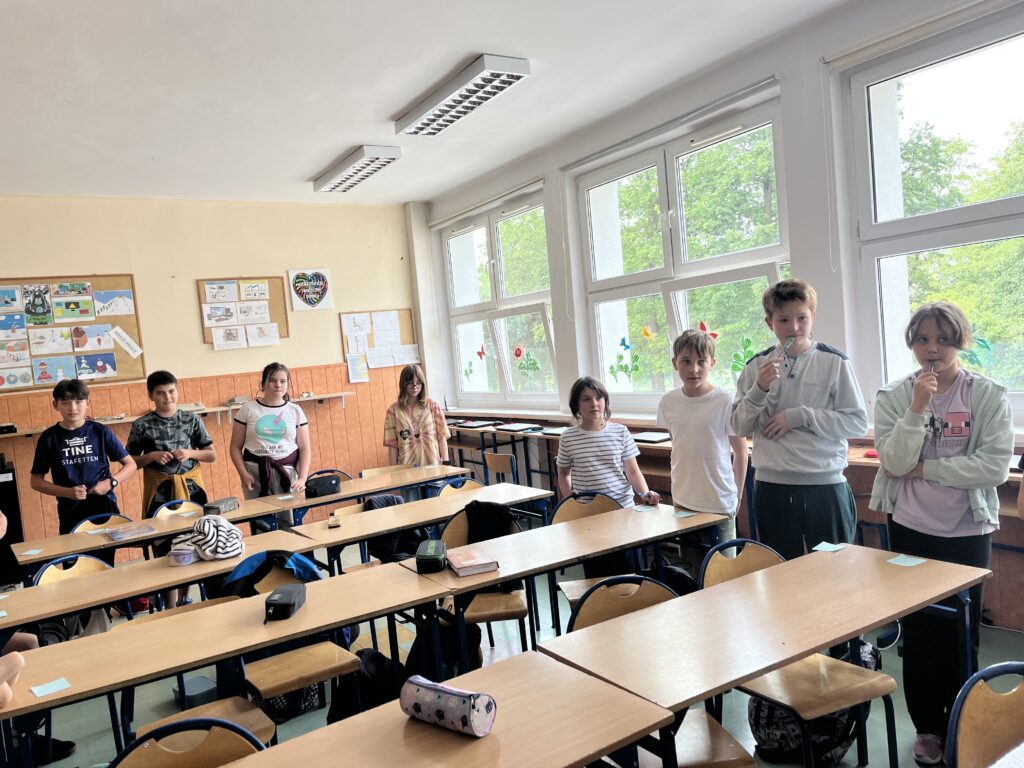 uczniowie stojący odczas konkursu