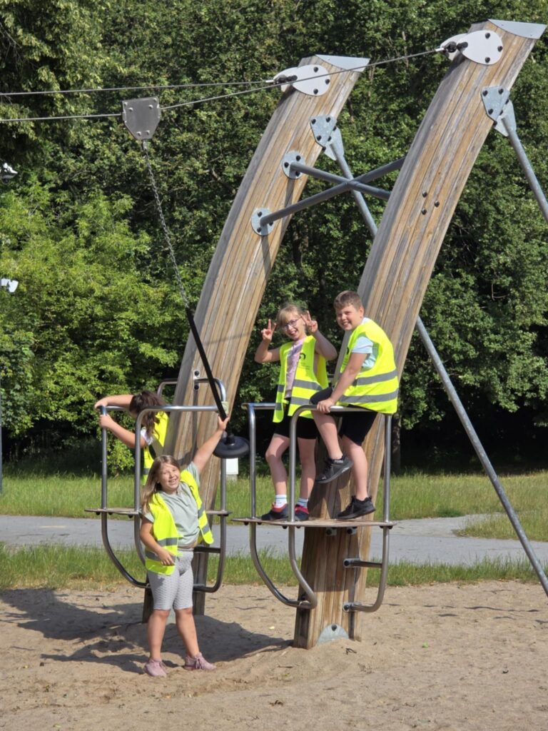 dzieci czekają w kolejce na zjazd