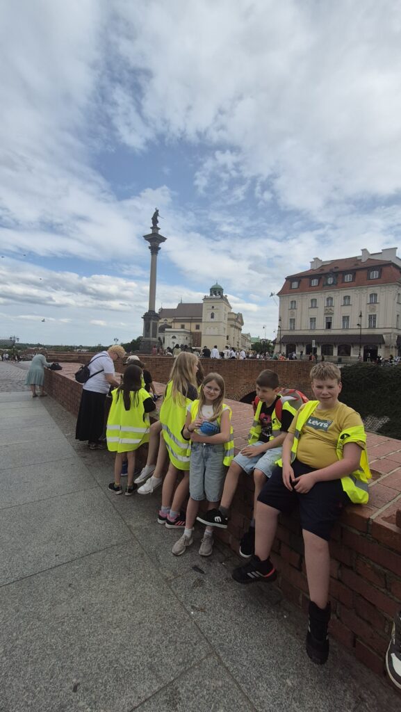 zdjęcie klasy 3a siedzącej na murku