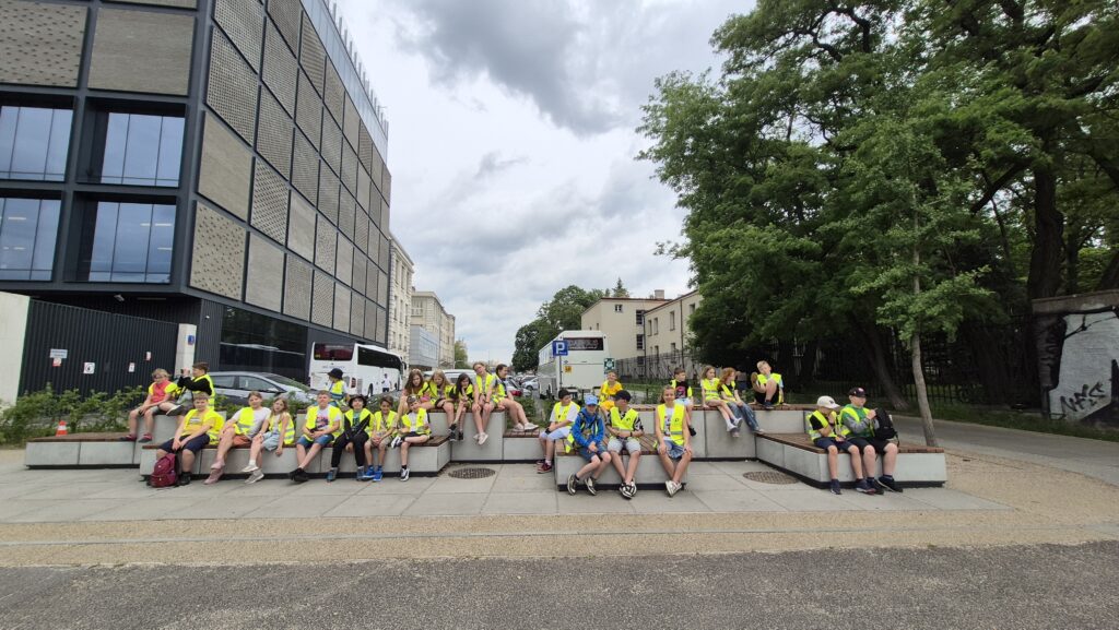 zdjęcie grupowe dzieci przed fabryką czekolady w Wedlu