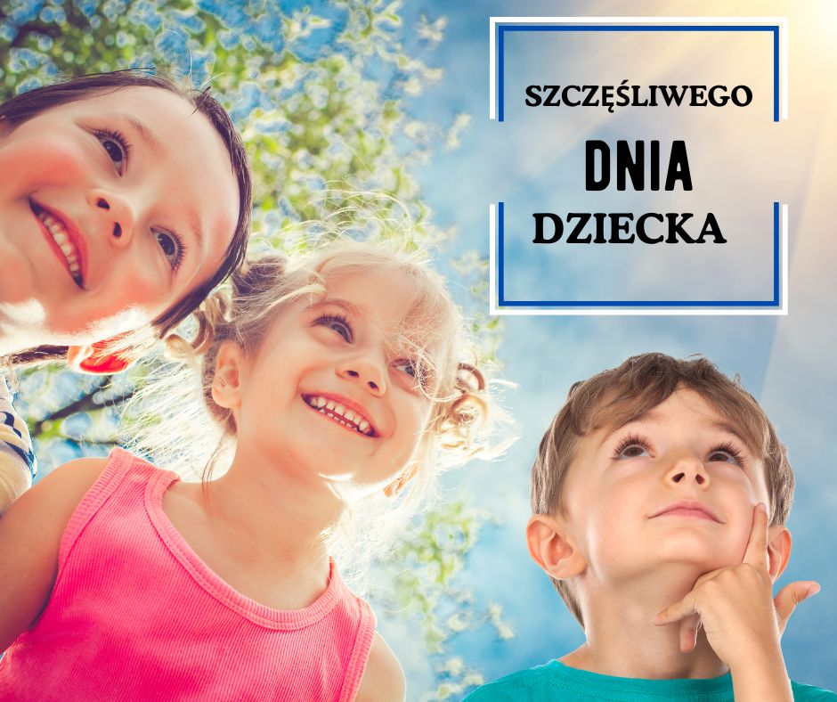 dzieci patrzą na plakacie na napis szczęśliwego dnia dziecka, są uśmiechnięte i radosne