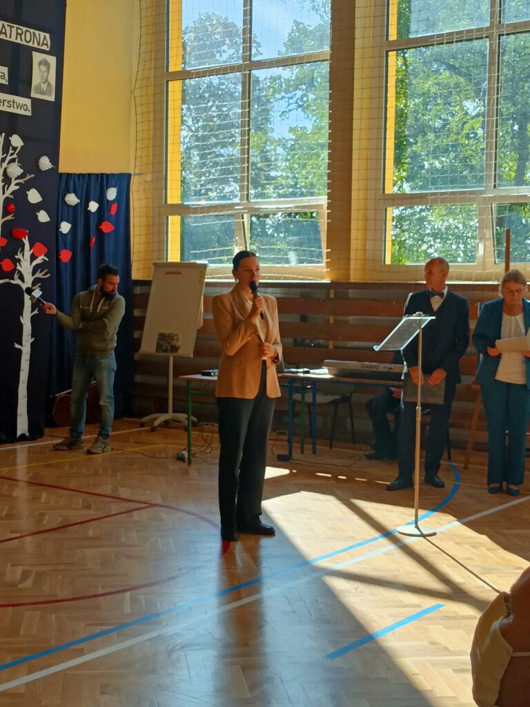 przemawia Wiceprezydent Łodzi do uczniów