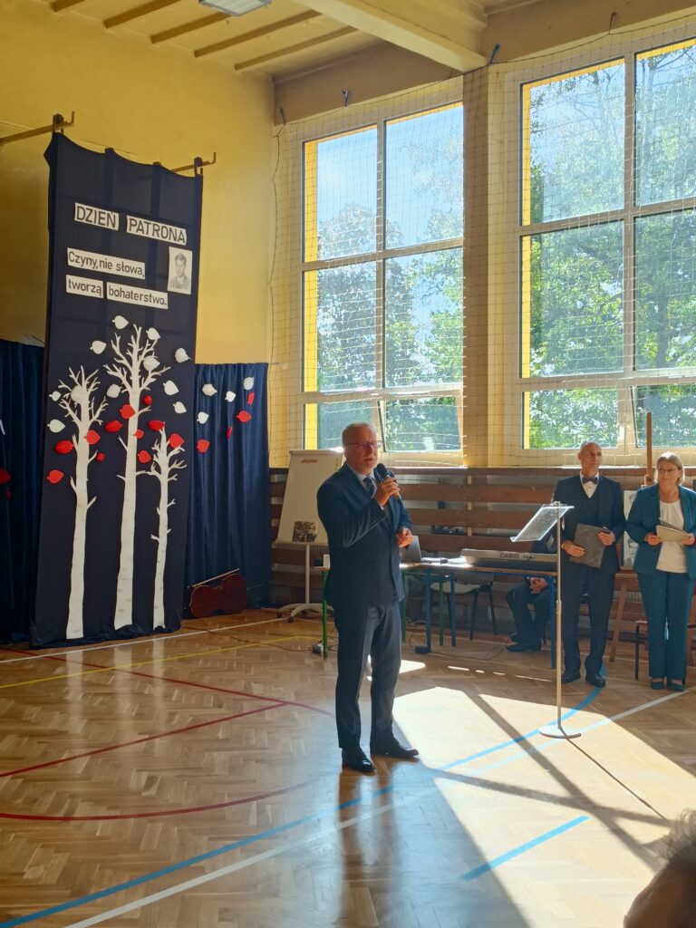 przemówienie łodzkiego v-ce kuratora oświaty Jaroslawa  Krajewski