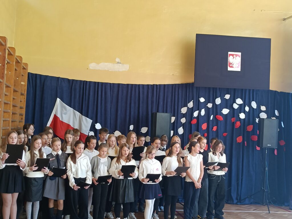 uczniowie podczas śpiewu- chór