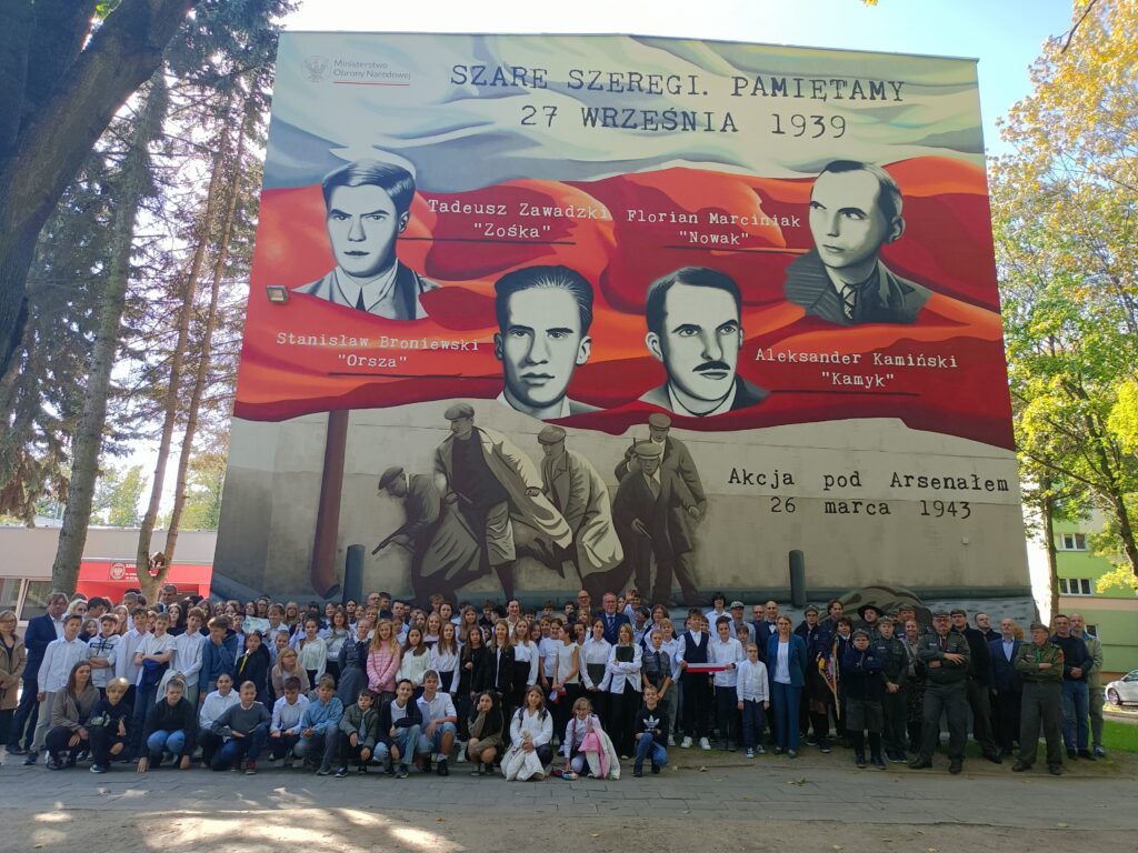 zdjęcie grupowe, zgromadzeni pod muralem