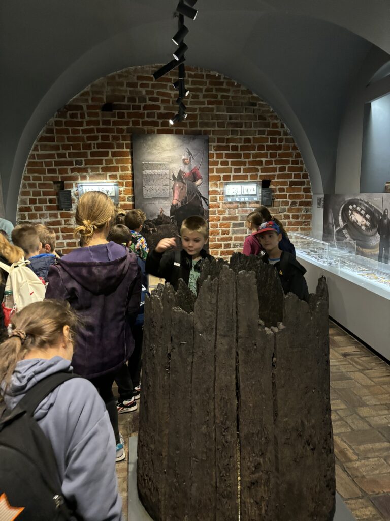 dzieci zwiedzają zamek