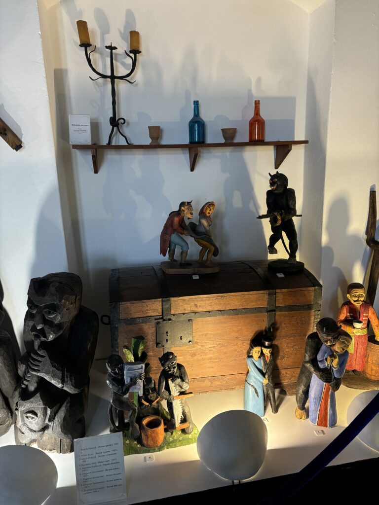 wystawa z drewna figur w zamku