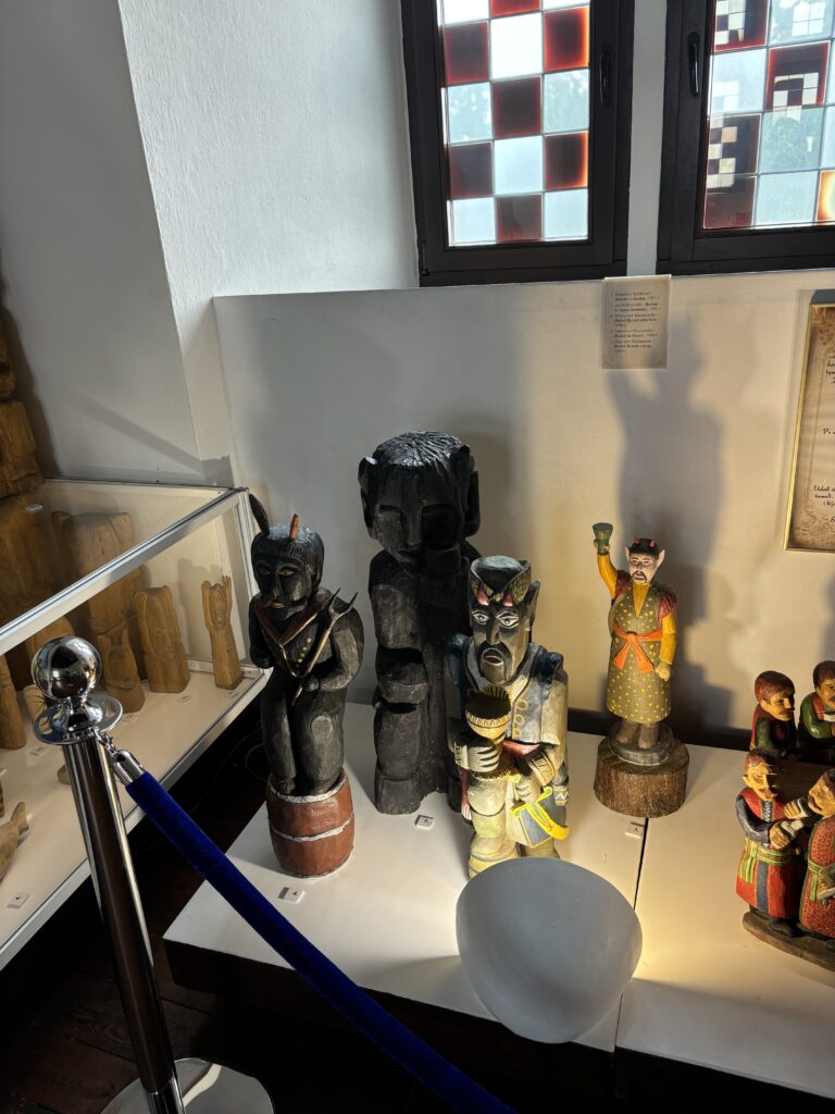 wystawa z drewna figur w zamku