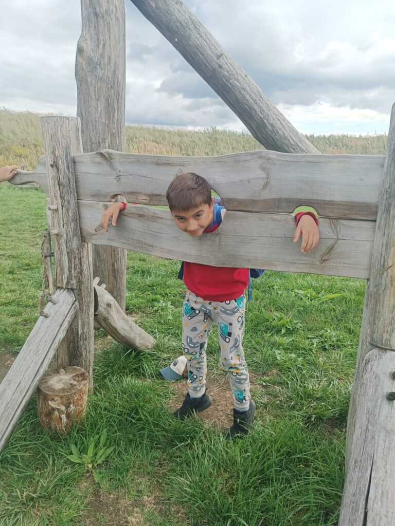 chłopiec uwięziony w dybach