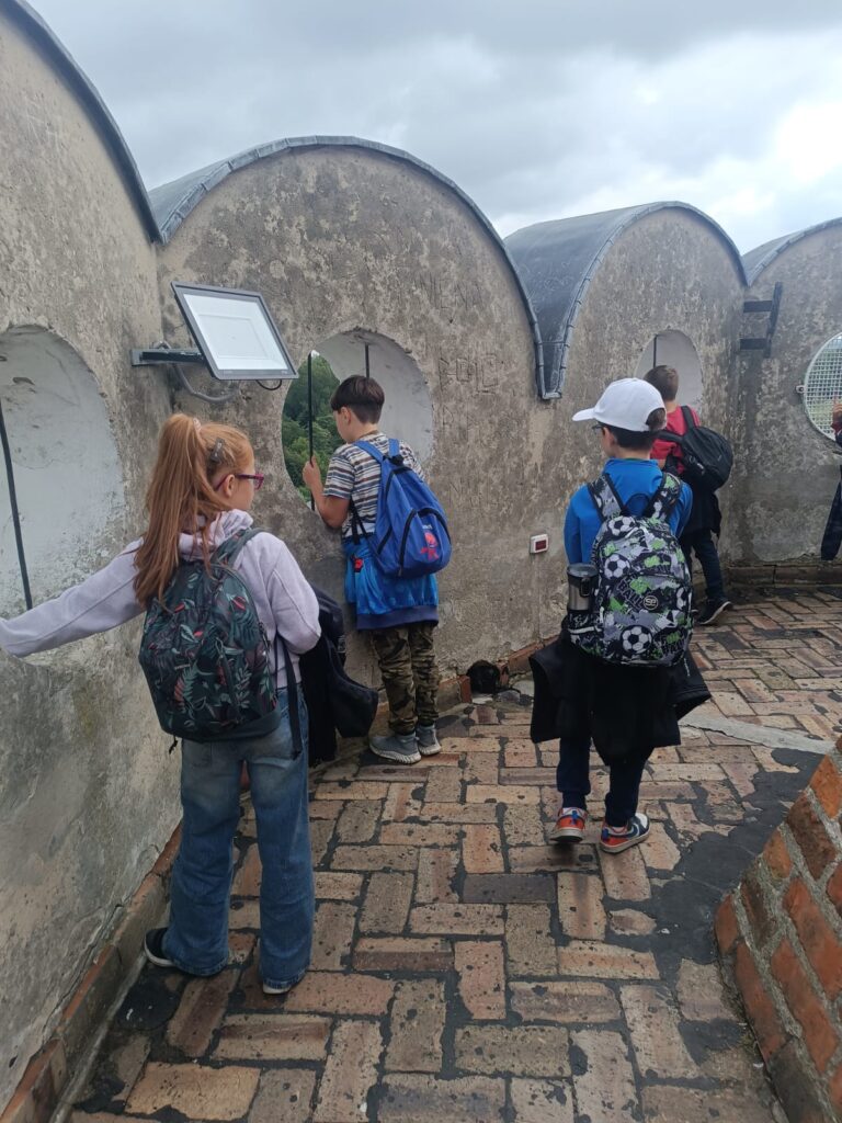 dzieci na wieży widokowej