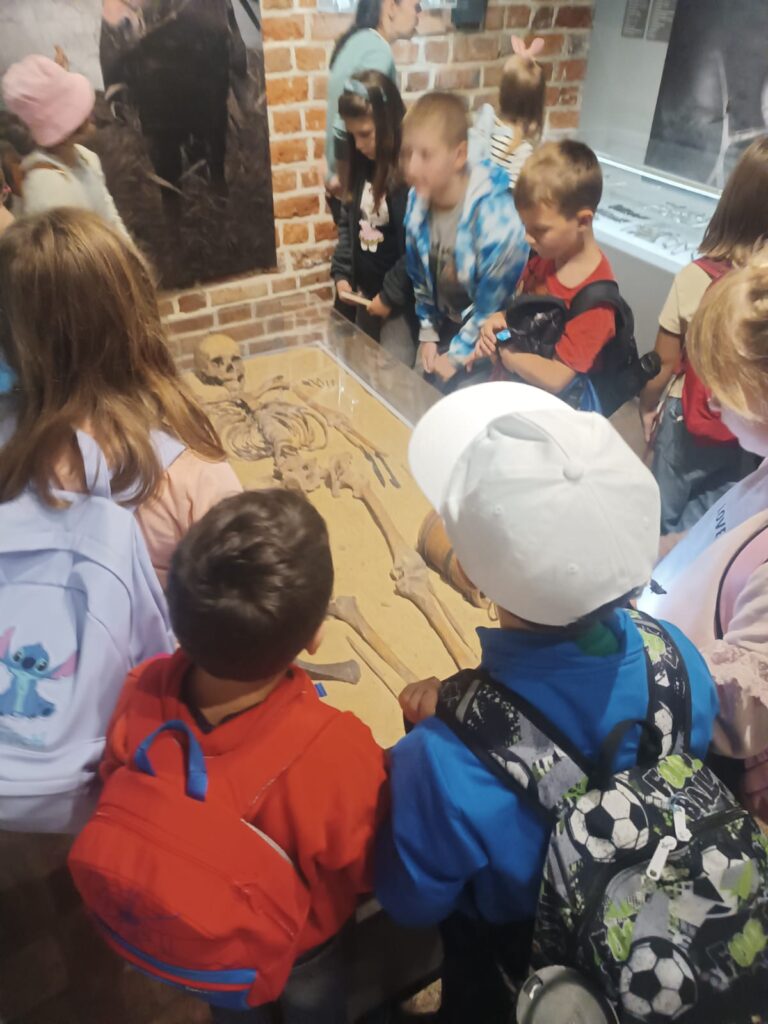 dzieci zwiedzają szkielety w zamku