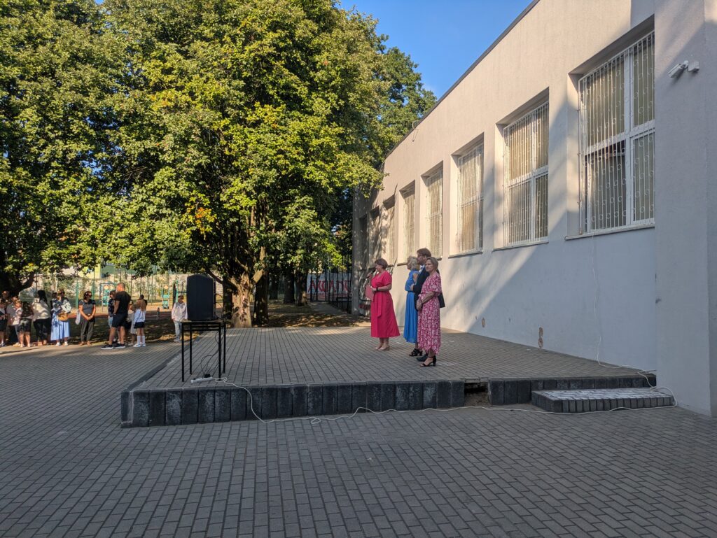 Dyrektor i Wicedyrektorzy podczas apelu, stoją i przemawiają