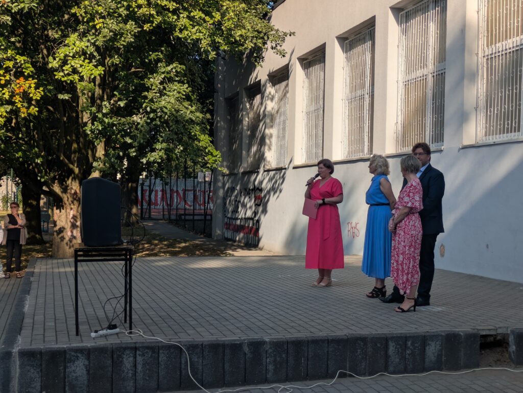 Dyrektor i Wicedyrektorzy podczas apelu, stoją i przemawiają