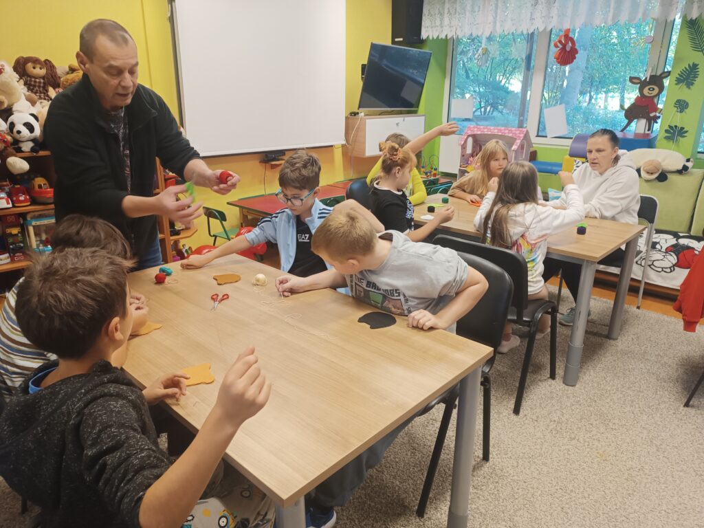 widać dzieci wykonujące prace ręczne na zajęciach 