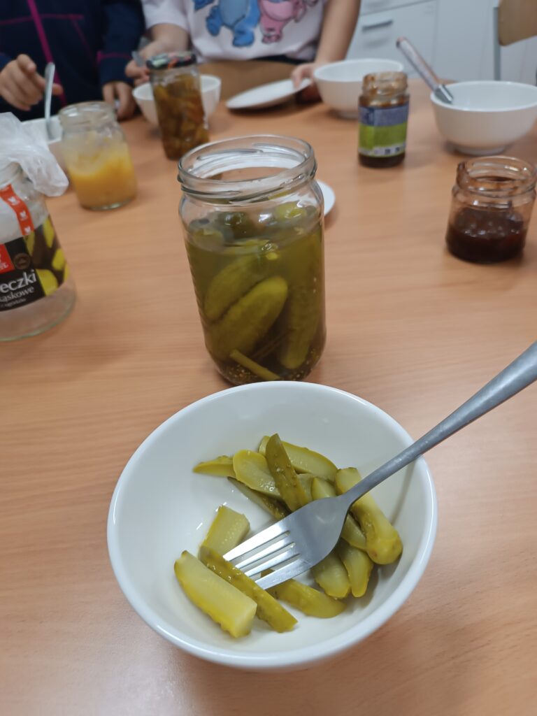 pokrojone ogórki i w słoiku