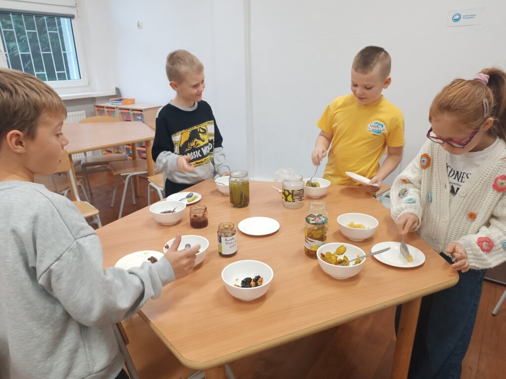 dzieci nakładają sobie produkty do spróbowania