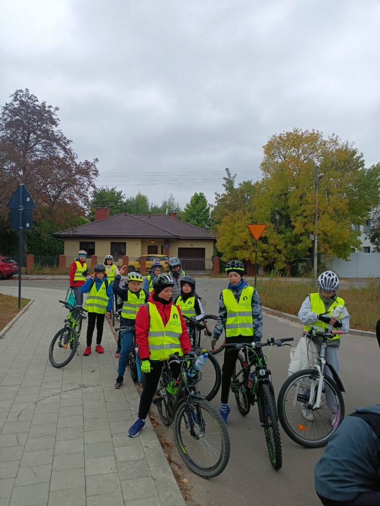 uczniowie podczas przestanku, stoją z rowerami