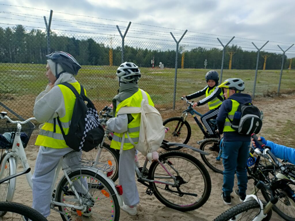 uczniowie stoją przy rowerach