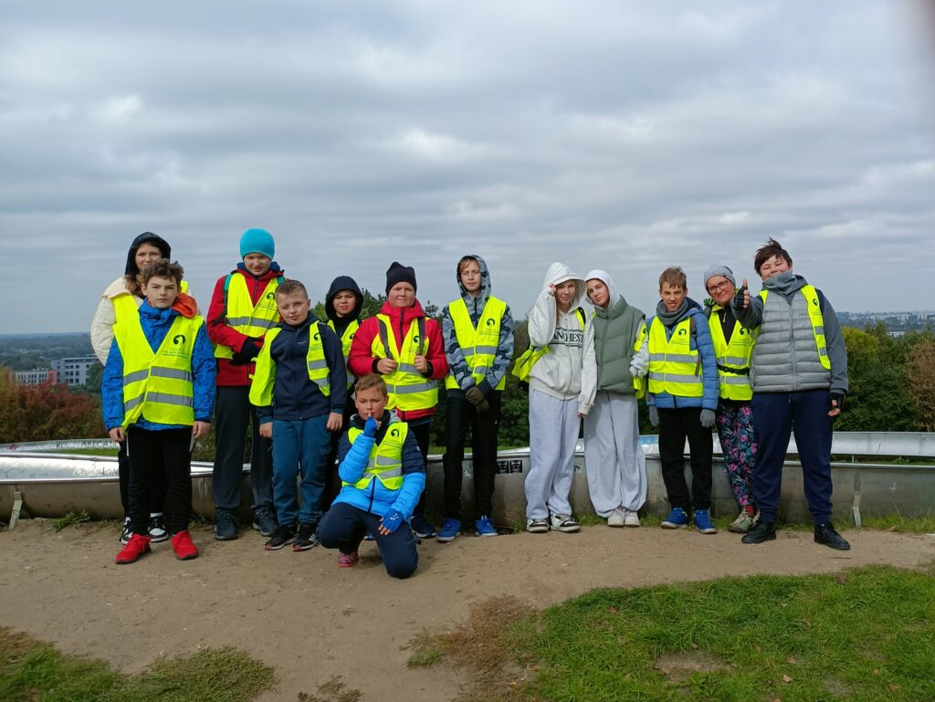 zdjęcie grupowe uczniów na górce