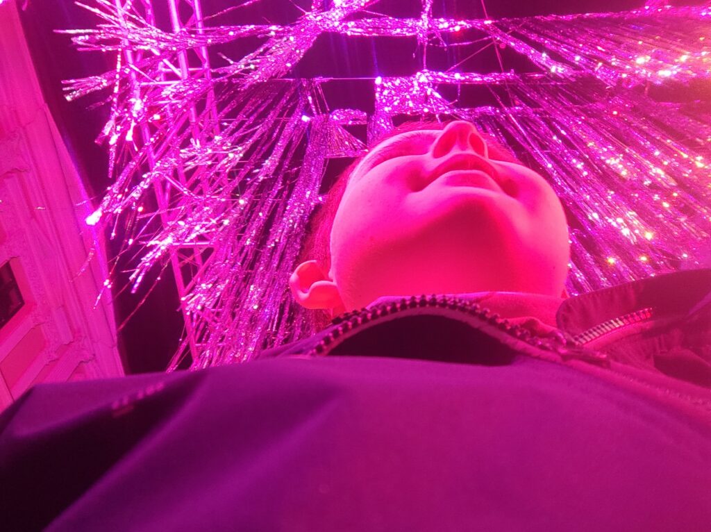 Wiktor z 4 c - chłopiec stoi pod kolorowymi girlandami