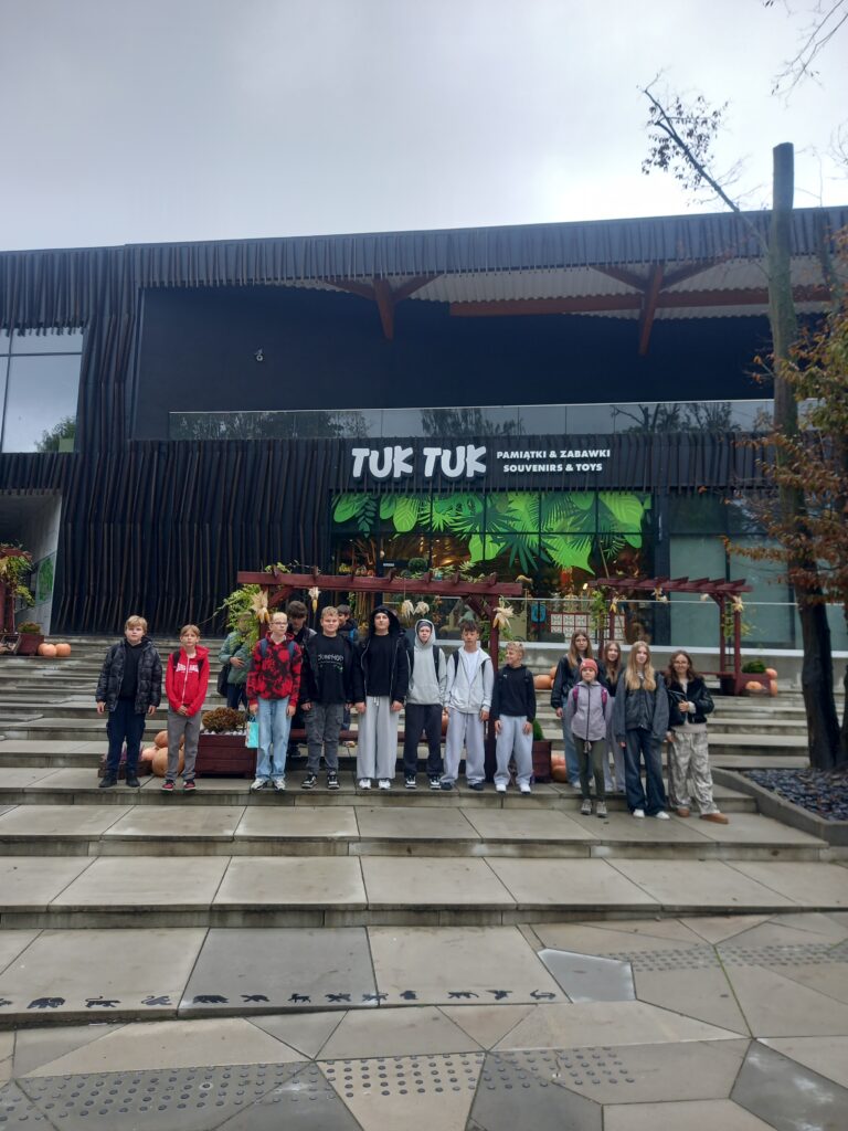 zdjęcie grupowe uczniów stojących przed Zoo w Łodzi