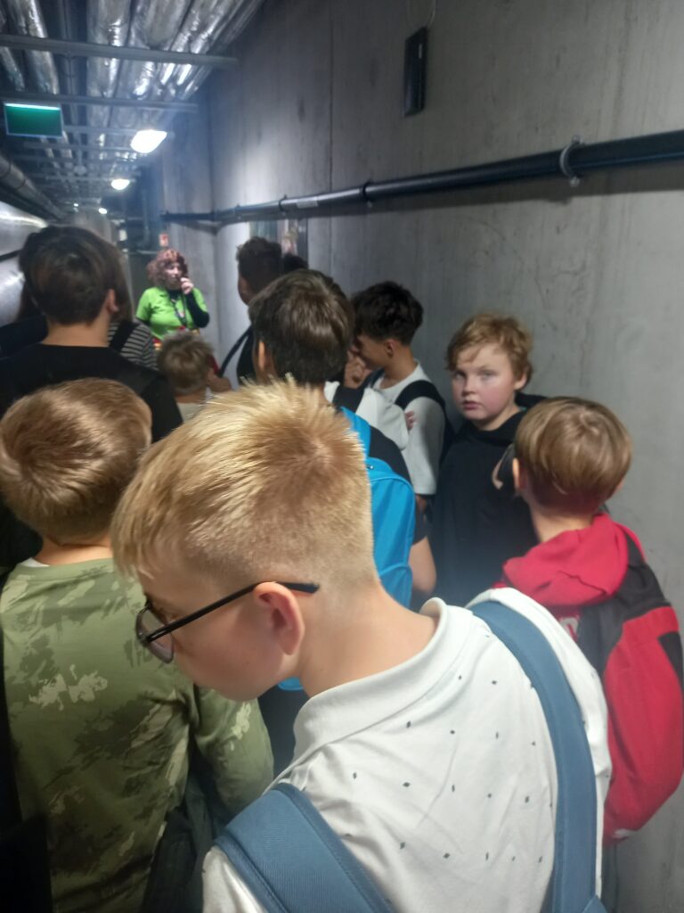 dzieci czekają w kolejce