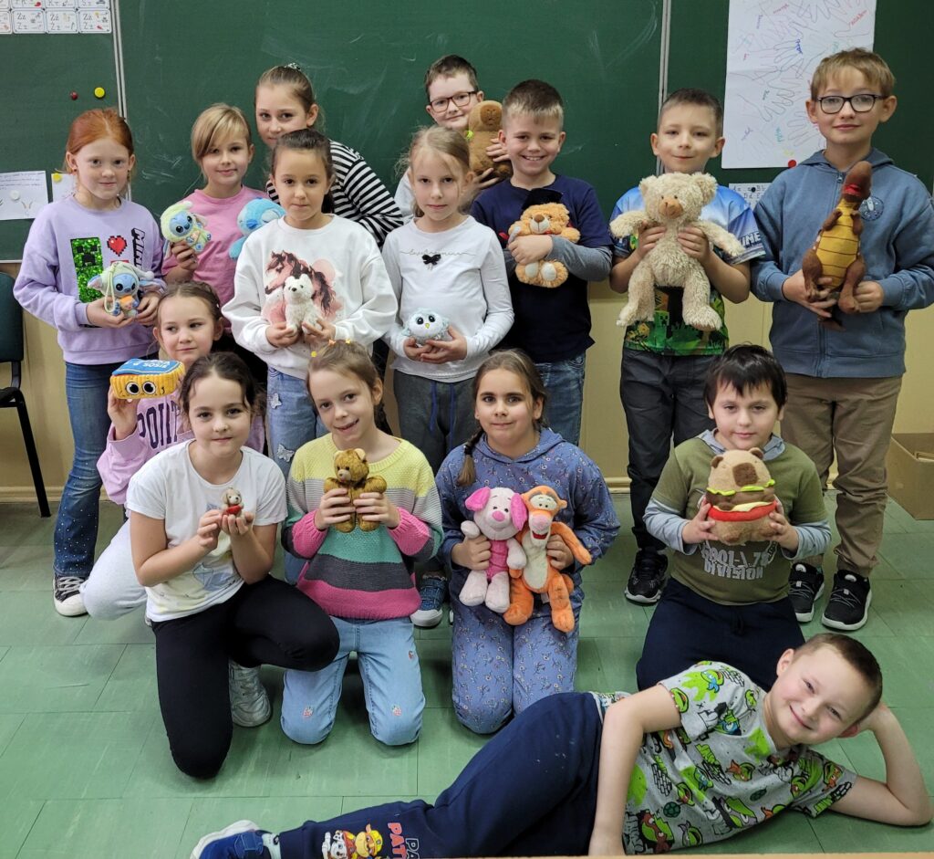 zdjęcie grupowe dzieci z misiami w rękach