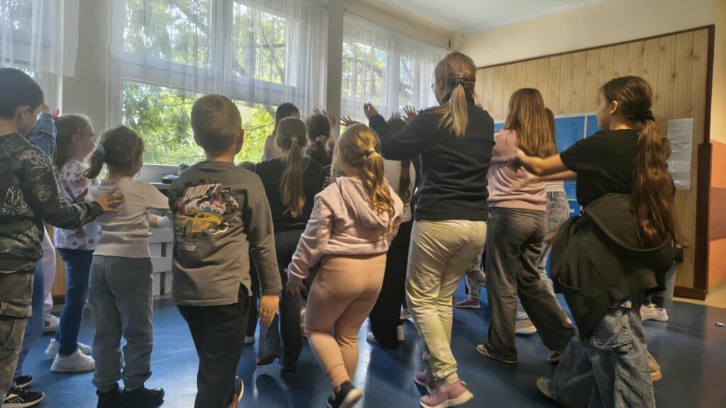 dzieci tańczą na korytarzu w szkole