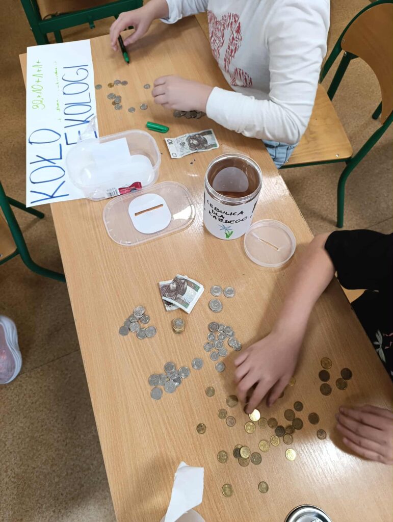 dzieci robią plakaty