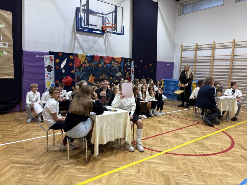 zdjęcie uczniów biorących udział w przedstawieniu