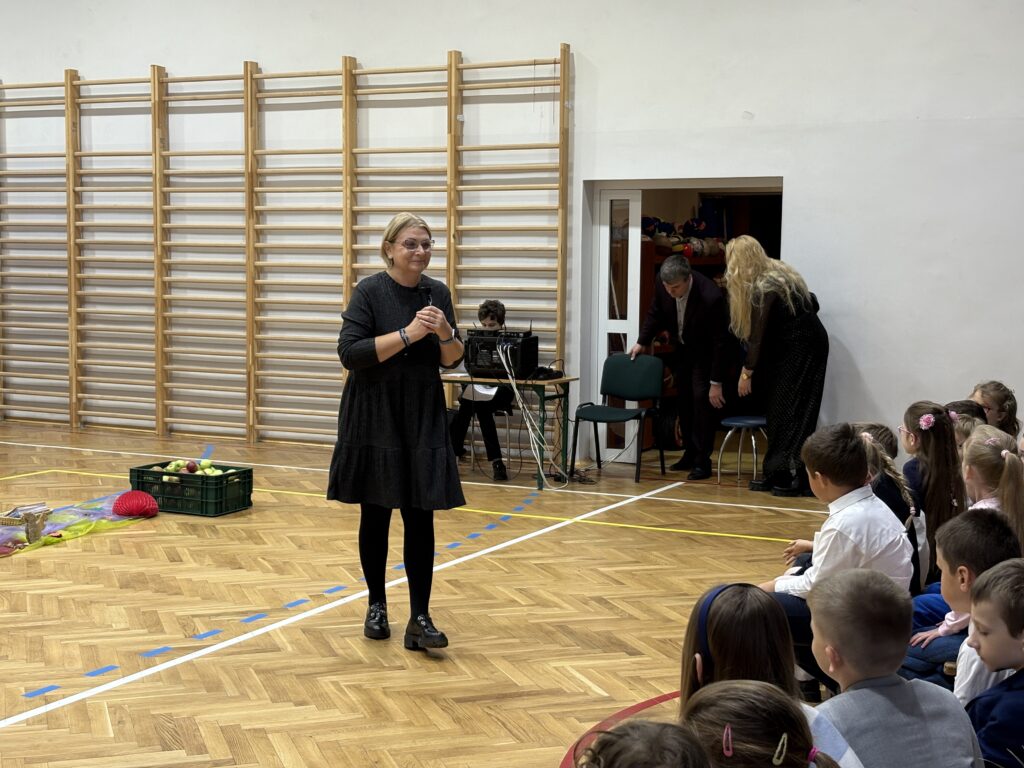 zdjęcie nauczycielki przemawiającej do uczniów