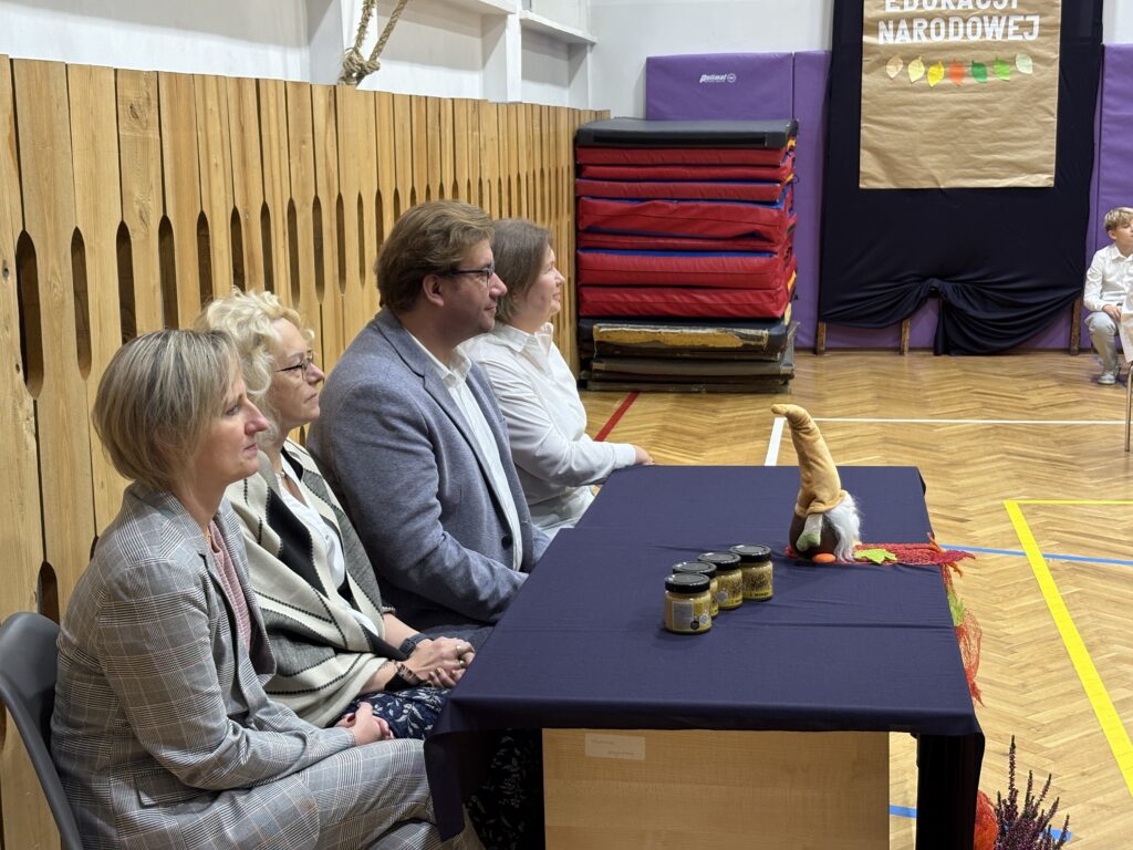 zdjęcie Dyrektorów siedzących przy ławce