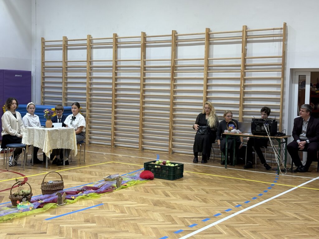 zdjęcie uczniów w przedstawieniu