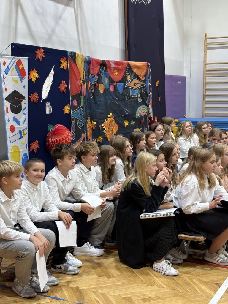 zdjęcie chóru podczas przerwy siedzą na ławeczkach