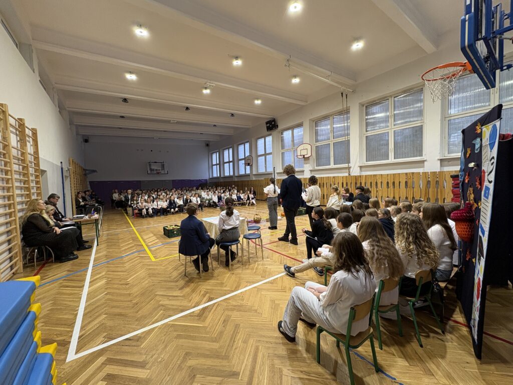 zdjęcie uczniów w przedstawieniu i dzieci oglądających to przedstawienie