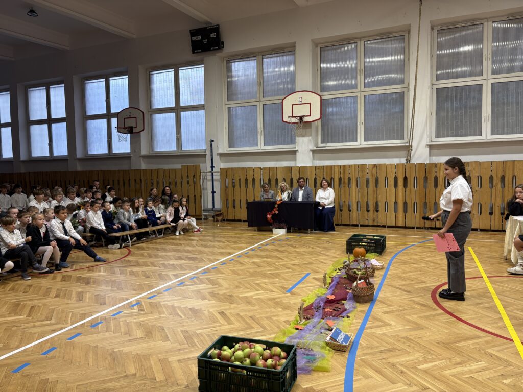 zdjęcie uczniów w przedstawieniu i dzieci oglądających to przedstawienie