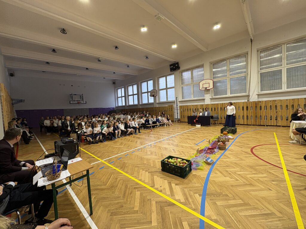 zdjęcie przemawiającej Pani Dyrektor i dzieci oglądających to przedstawienie