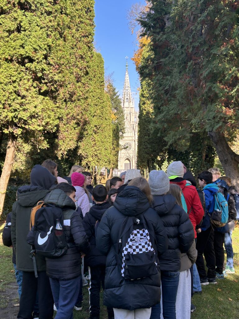 widać w głębi - kaplica neogotycka Scheiblerów