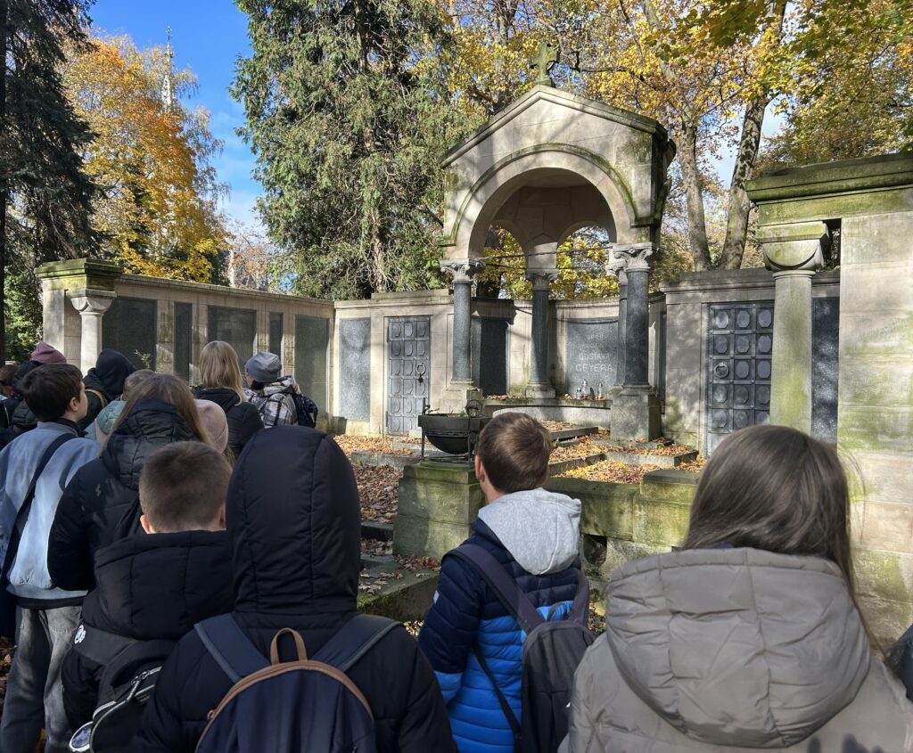 dzieci patrzą na mauzoleum Geyerów