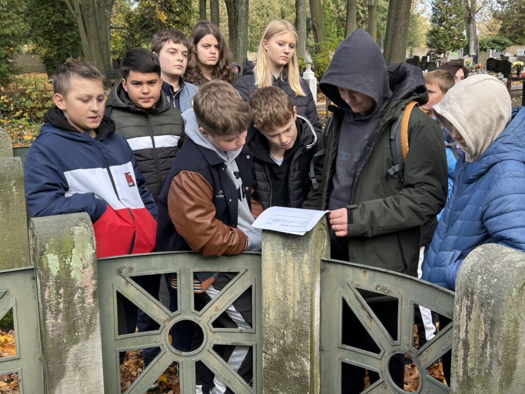 dzieci rozwiązują karty pracy