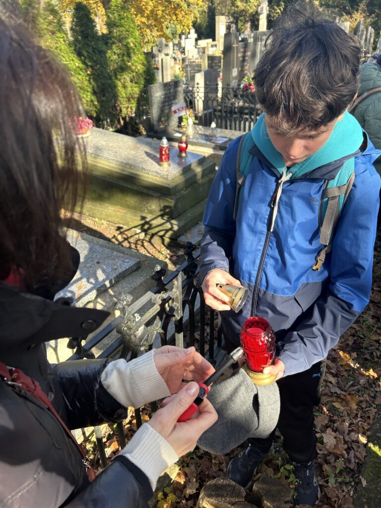 pani zapala znicz chłopcu