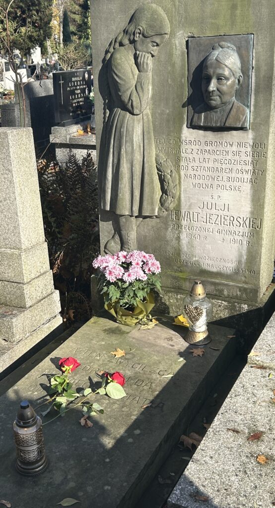 grób nauczycielki na którym leżą dwie róże