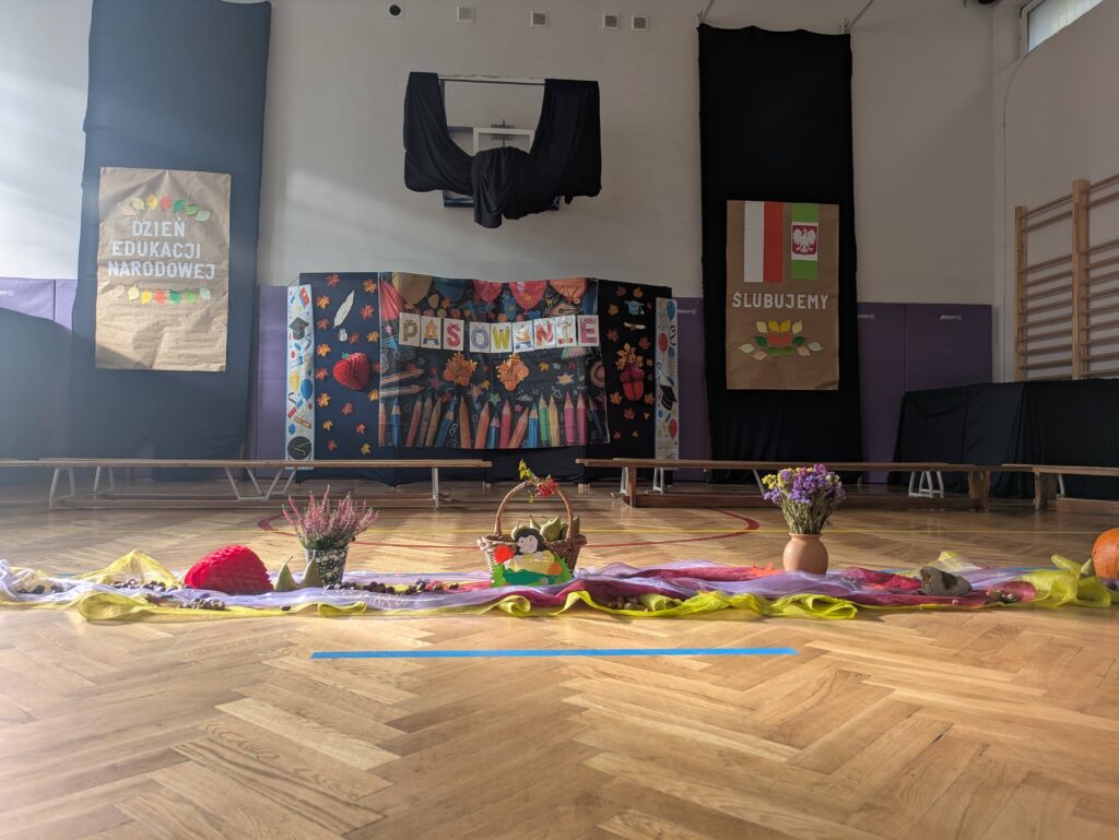 sceneria do pasowania uczniów, jesienne przystrojenie napis pasowanie 